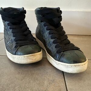 Rare find and notice - Guess hightop Men  sneakers in camo size 9.5